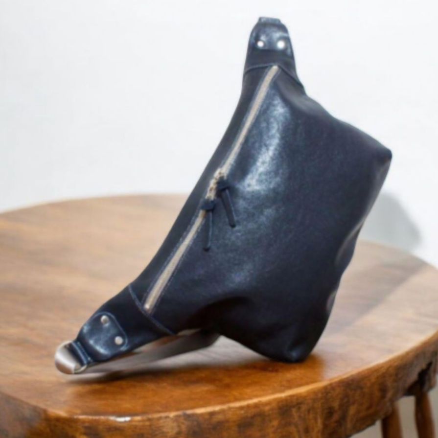 ボディバッグ　特大　本革　日本製　クリーマー加工　匠職人オリジナル　ネイビー　★新作★1013