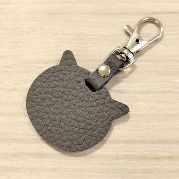 ミニ キーホルダー ねこ ダークグレー 猫 バッグチャーム シンプル 革 レザー 1枚目の画像