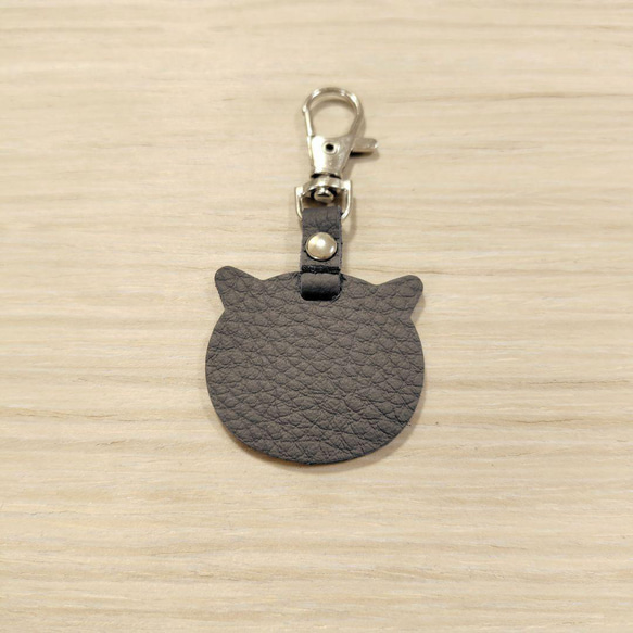 ミニ キーホルダー ねこ ダークグレー 猫 バッグチャーム シンプル 革 レザー 3枚目の画像