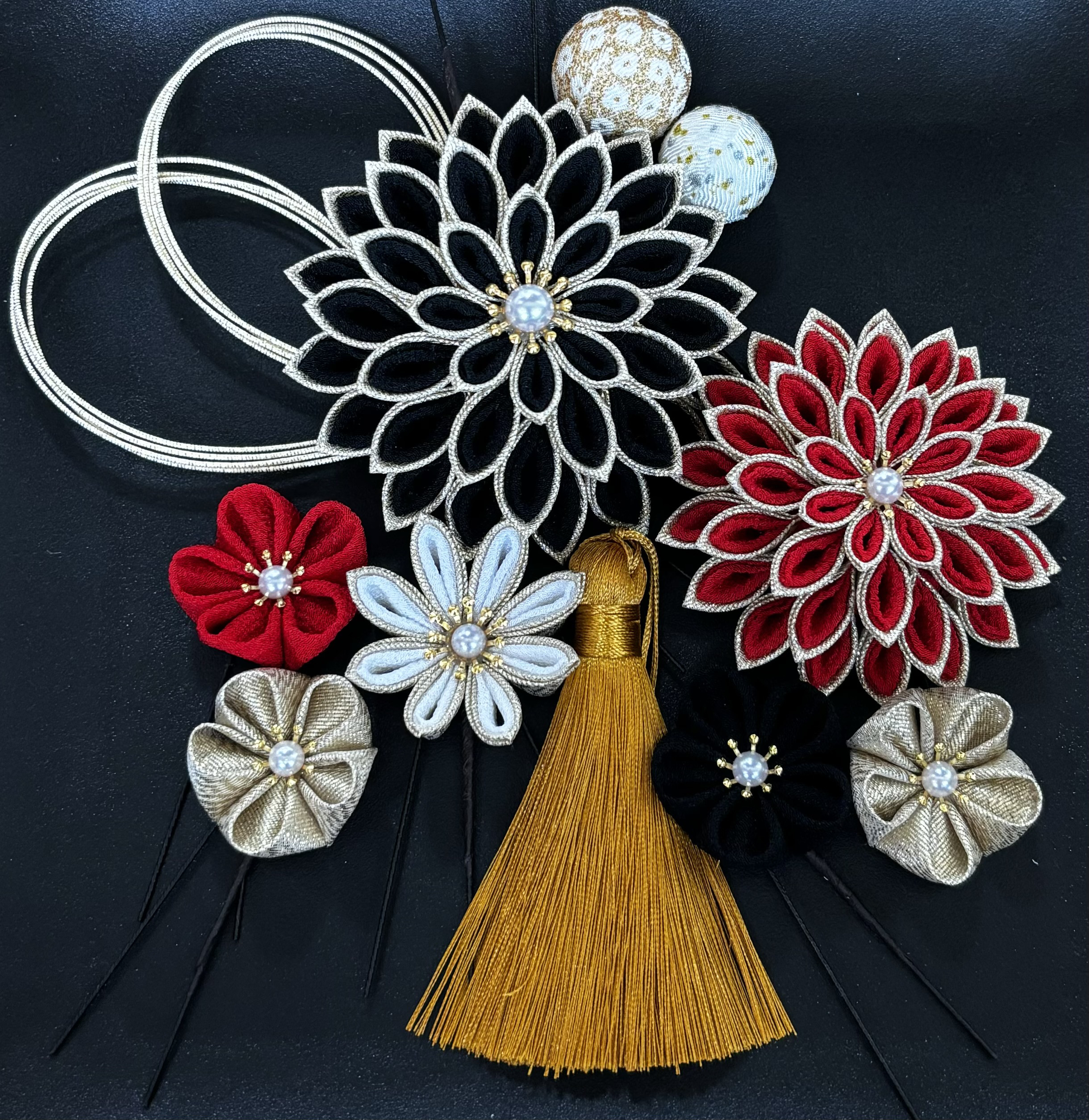 つまみ細工　髪飾り　黒　赤　ゴールド