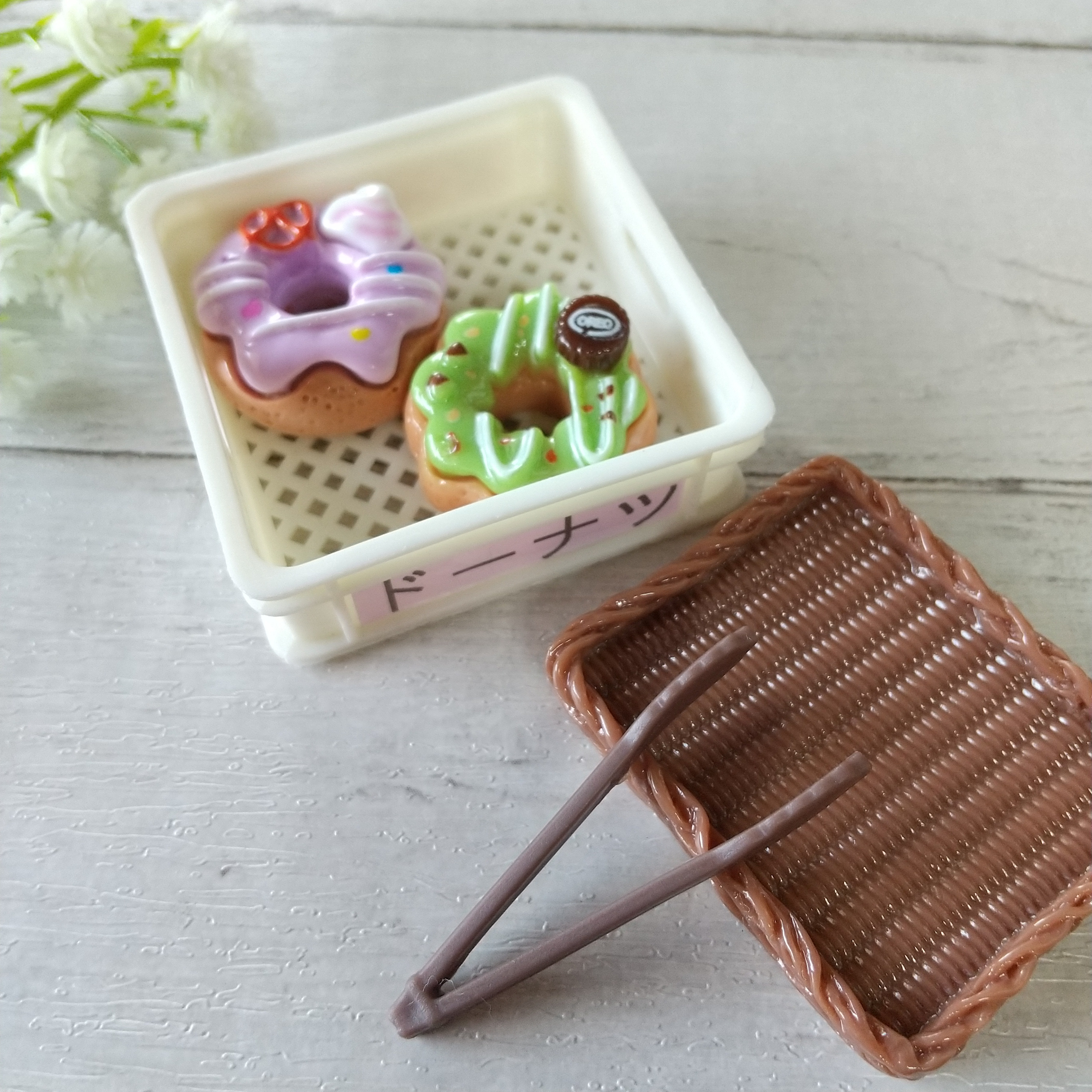 ミニチュア　セット　ドールハウス 食玩　ぷちドーナッツ　ドーナツトレイ　トング Amazon | 3ピース 1:12 ドーナツドールハウス ミニチュアトレイ