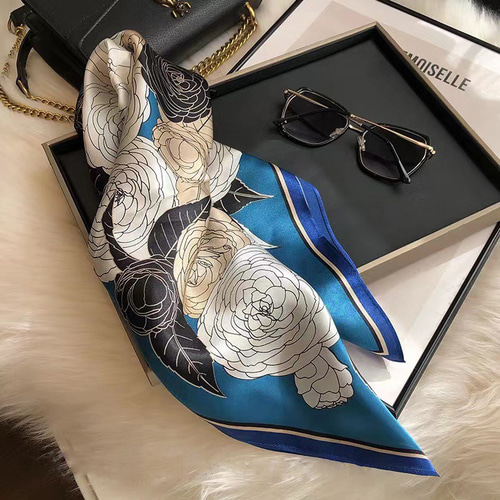 花柄シルクスカーフ 青 100％シルク 約70cm 冷房対策 大判 スカーフ