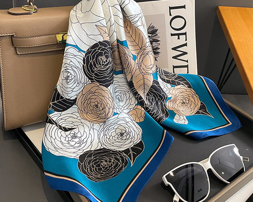 Pizza様♡Liberty 花柄シルクスカーフ　極美品 Pizza様♡Liberty 花柄シルクスカーフ 極美品 Pizza様♡Liberty 花柄