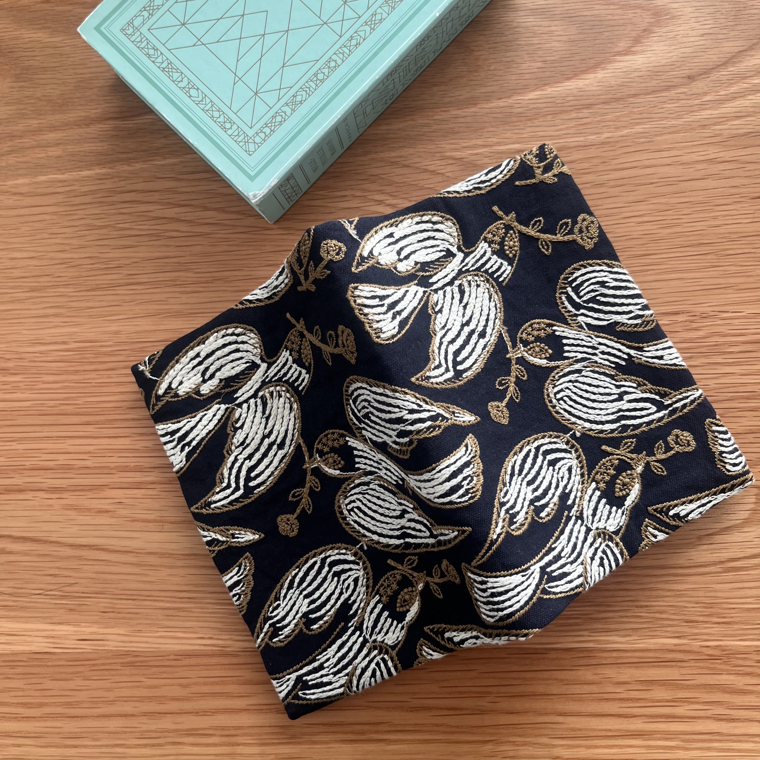 mina perhonen  following day A6 ミナペルホネン の刺繍生地　ブックカバー　文庫本サイズ