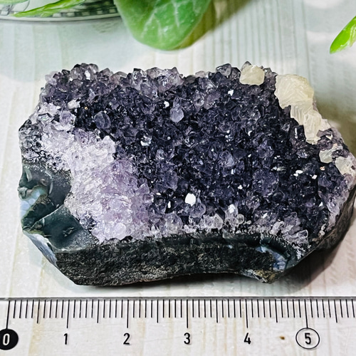 カルサイト共生　ゲーサイト内包✨　アメジスト　クラスター　原石　ラフストーン ゲーサイト内包 虹入り アメジスト クラスター 原石 ラフ