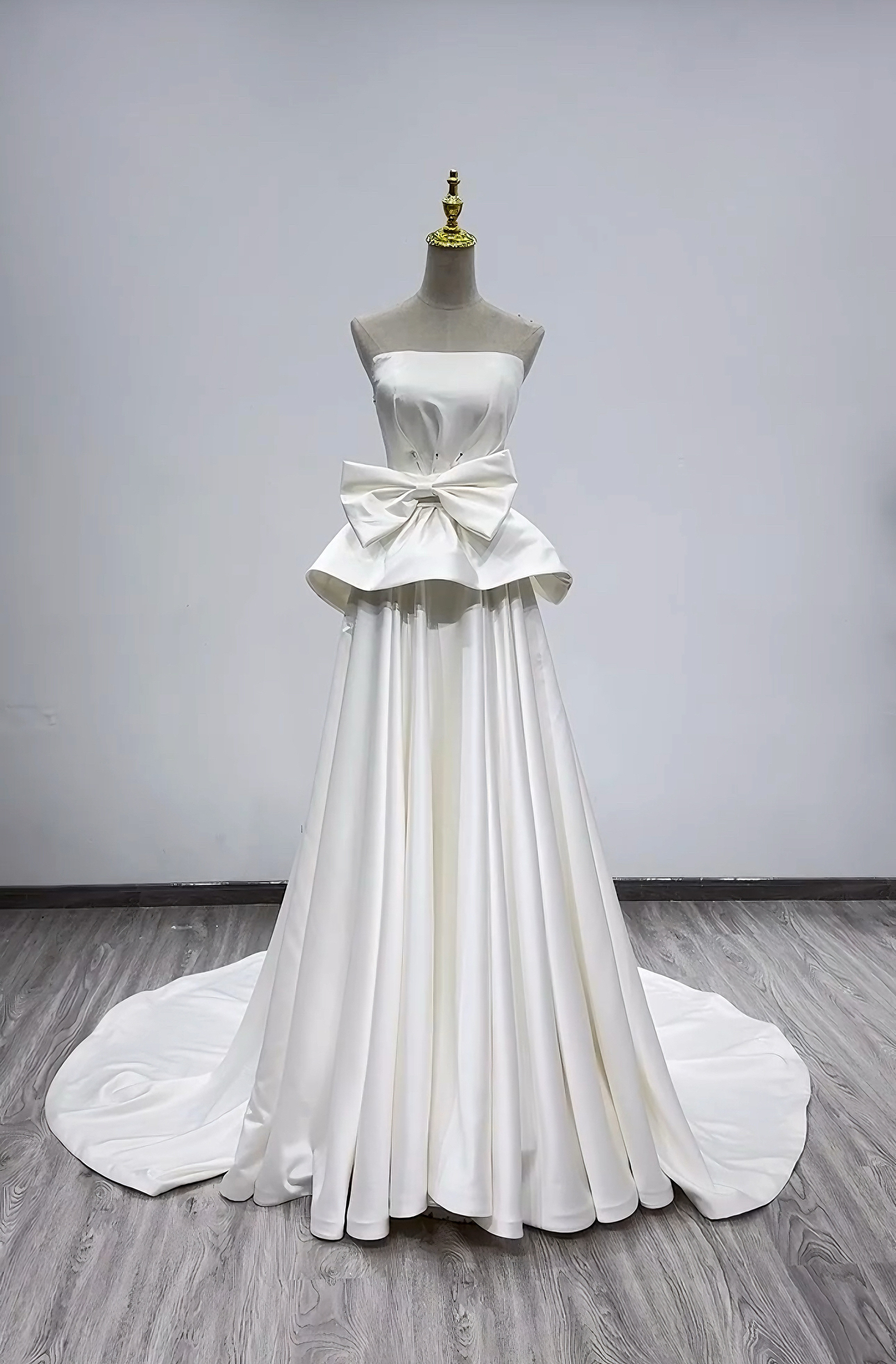 2025新作！エレガントなシルエット　可愛いリボン　チューブトップ　オフホワイト　高級サテン　ギャザー　パーディードレス