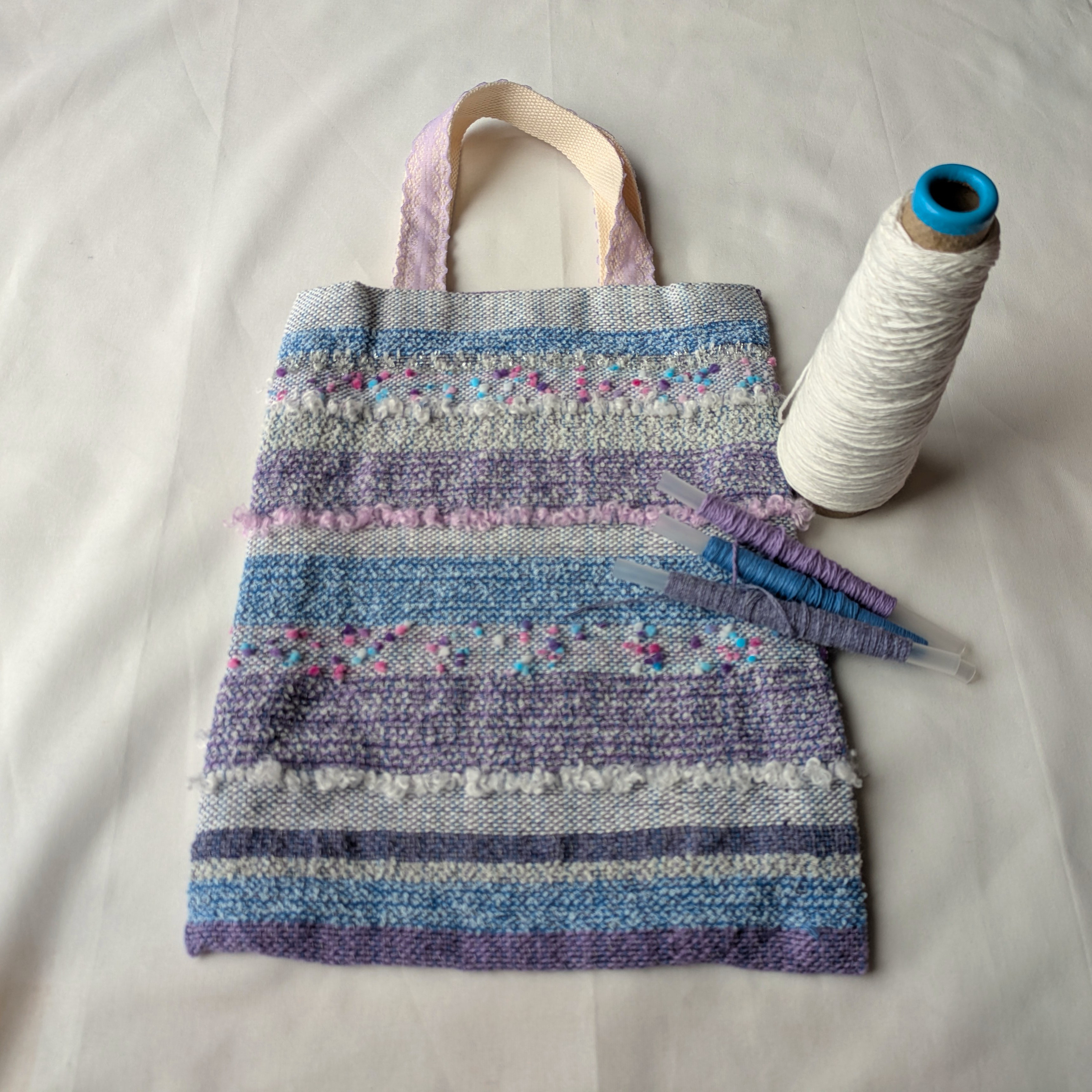 手織り布のバッグ    かわいいもこもこパープル系　夏　ランチタイムに持っていきたい　一点もの