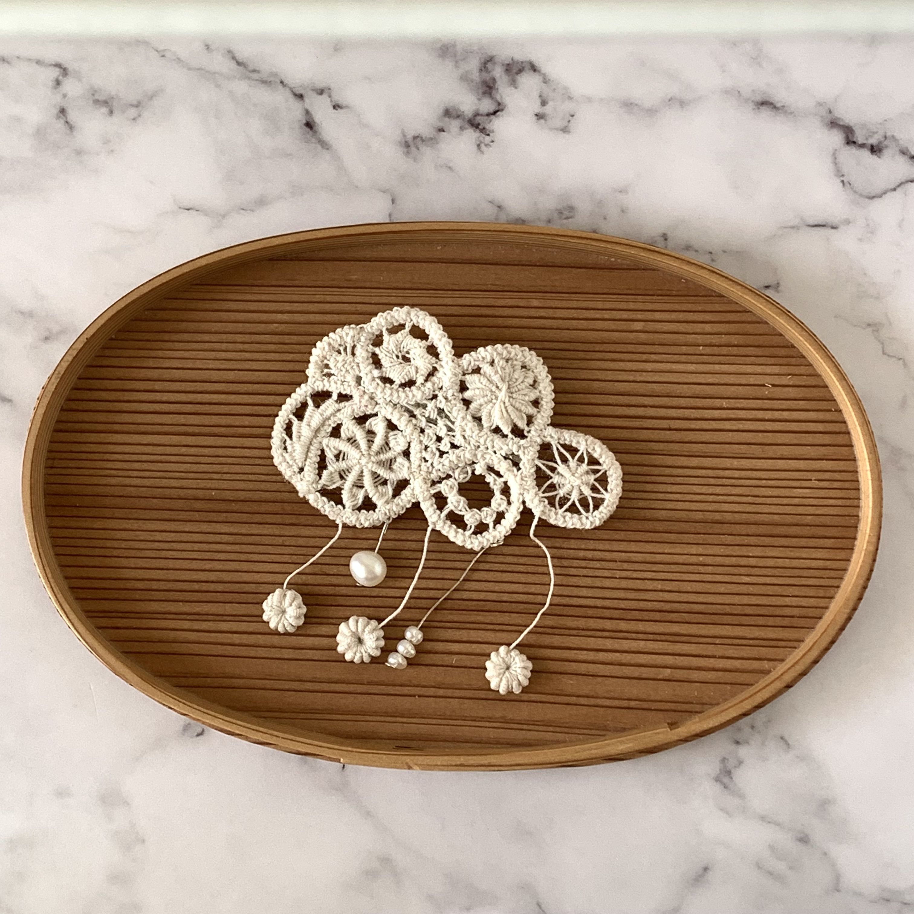 空のブローチ　　生成り　レース　真珠　プレゼント　雲　雨