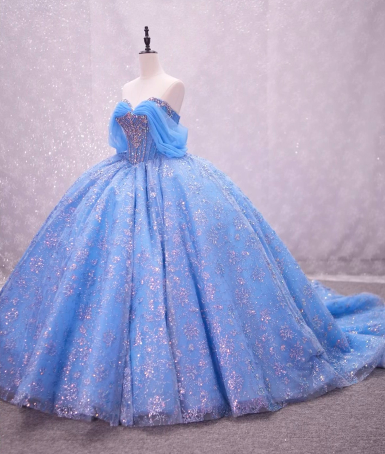 買わないと損！ブルー　ラメ入り　オフショルダー　二の腕を隠せる　ビジュー付き　キラキラグッリター　プリンセスライン前撮り