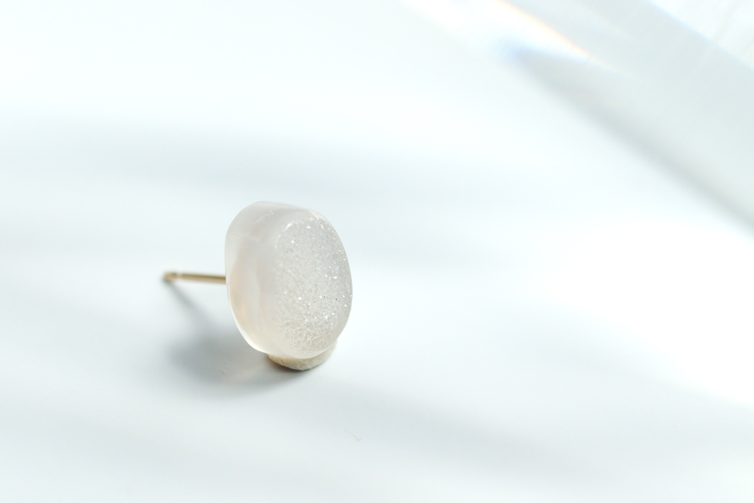 14kgf｜そっと光る朝露のかけら｜ドゥルージーアゲートの片耳スタッドピアス・一点もの