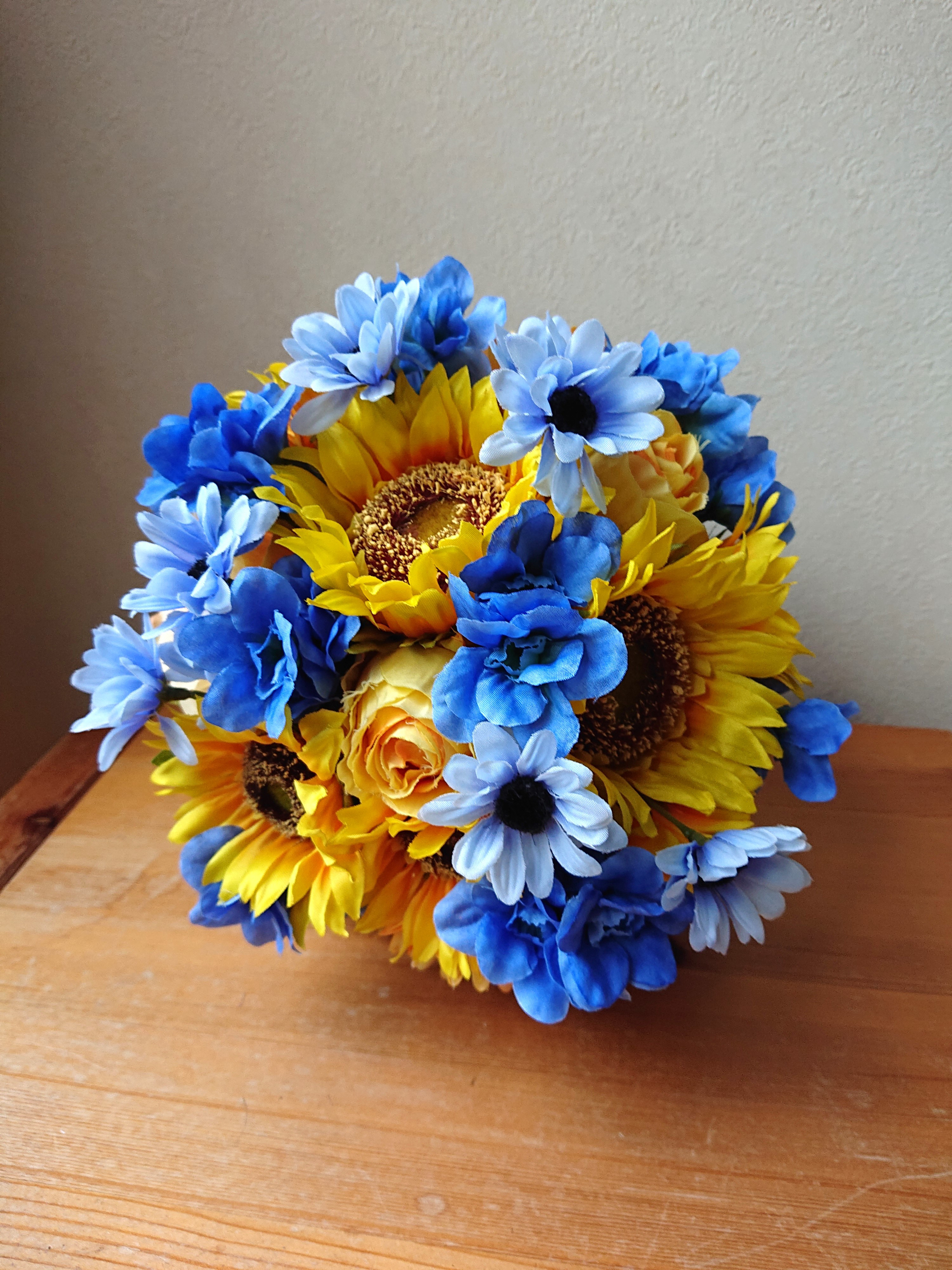 ひまわりのクラッチブーケ♪アーティフィシャルフラワー♪ブートニア付き♪生花みたいに綺麗な造花です♪高品質なのに安い