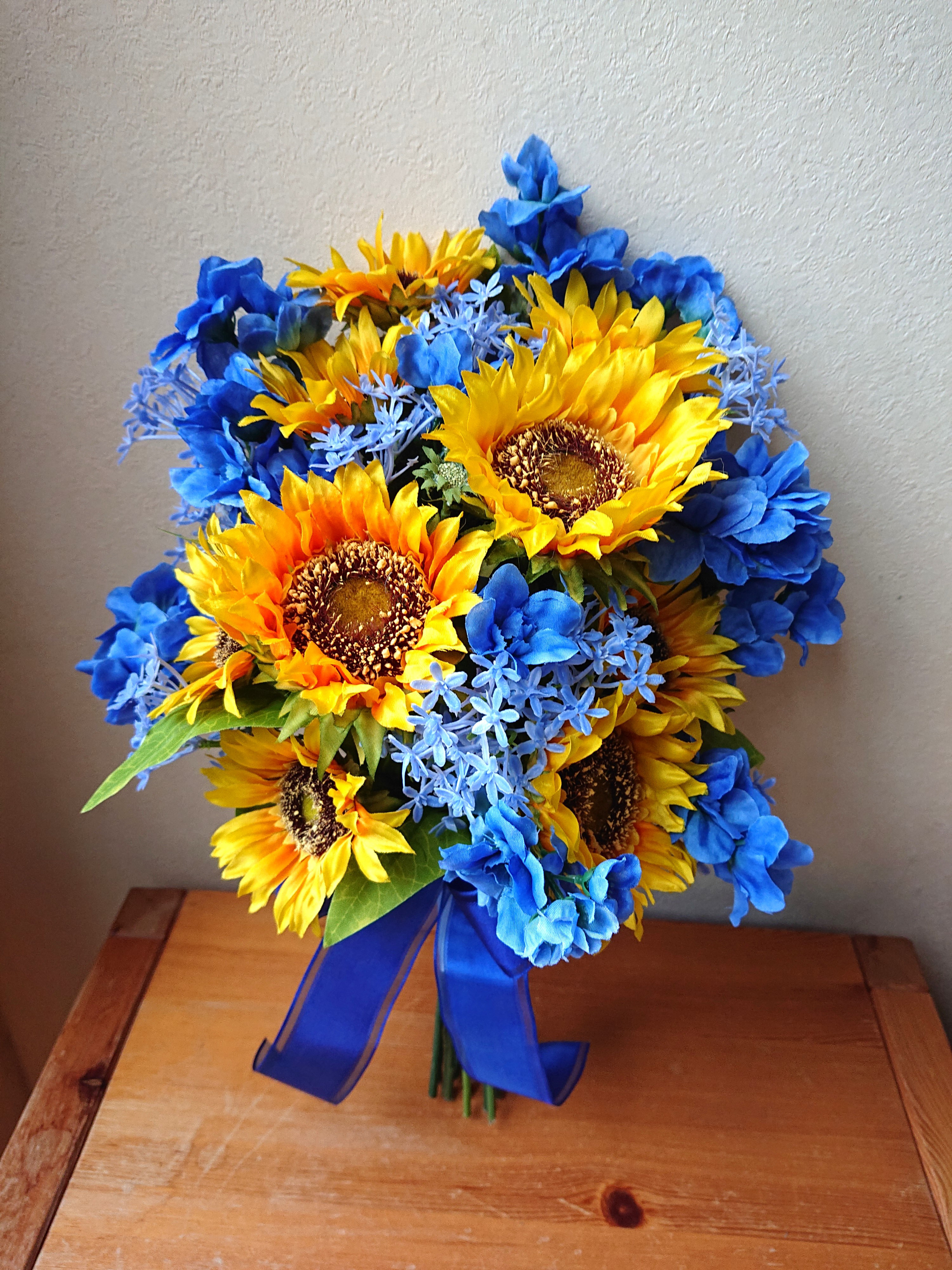 ひまわりのクラッチブーケ♪アーティフィシャルフラワー♪ブートニア付き♪生花みたいに綺麗な造花です♪高品質なのに安い