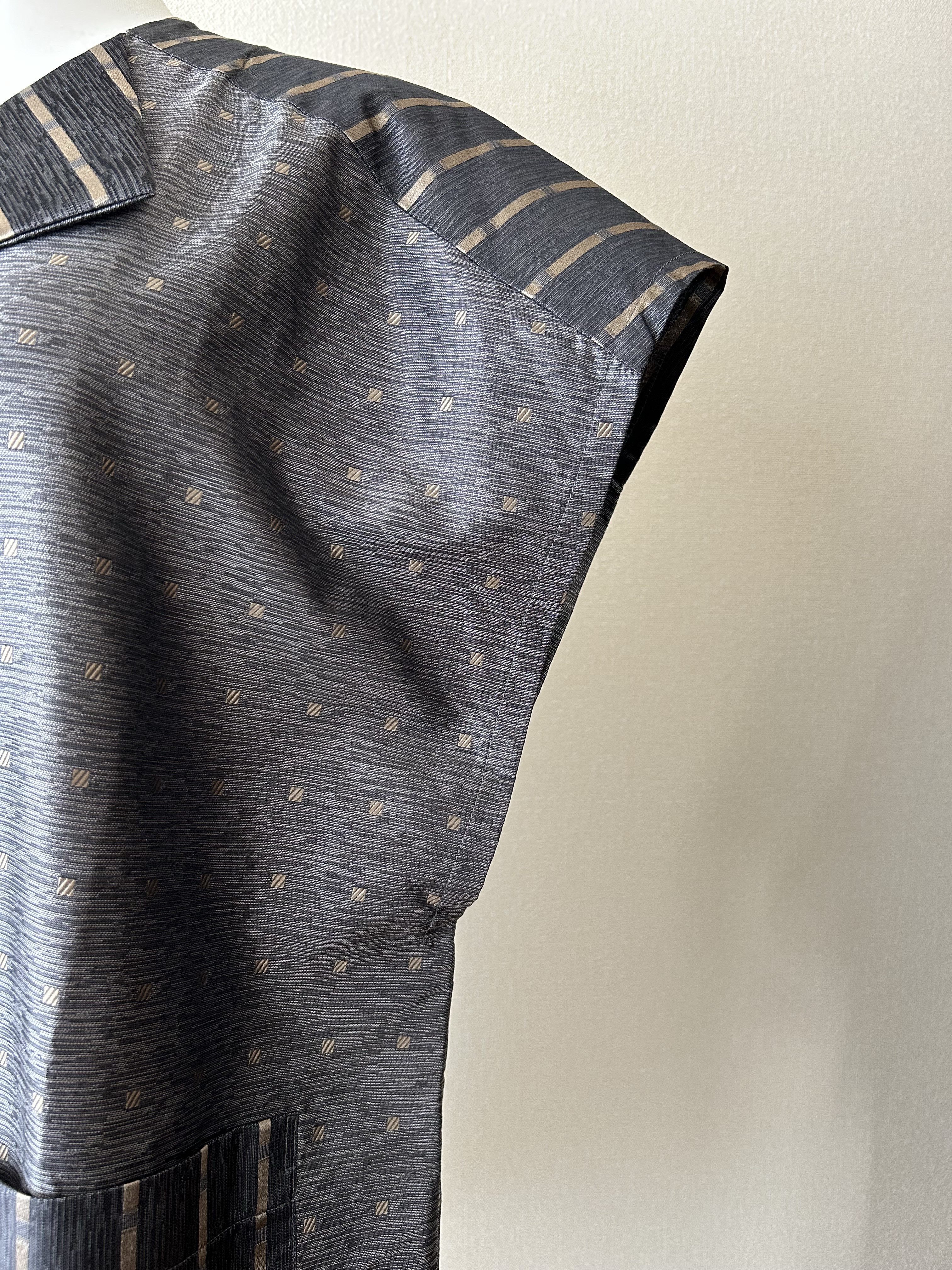 イタリー製シルク素材のベスト　グレー