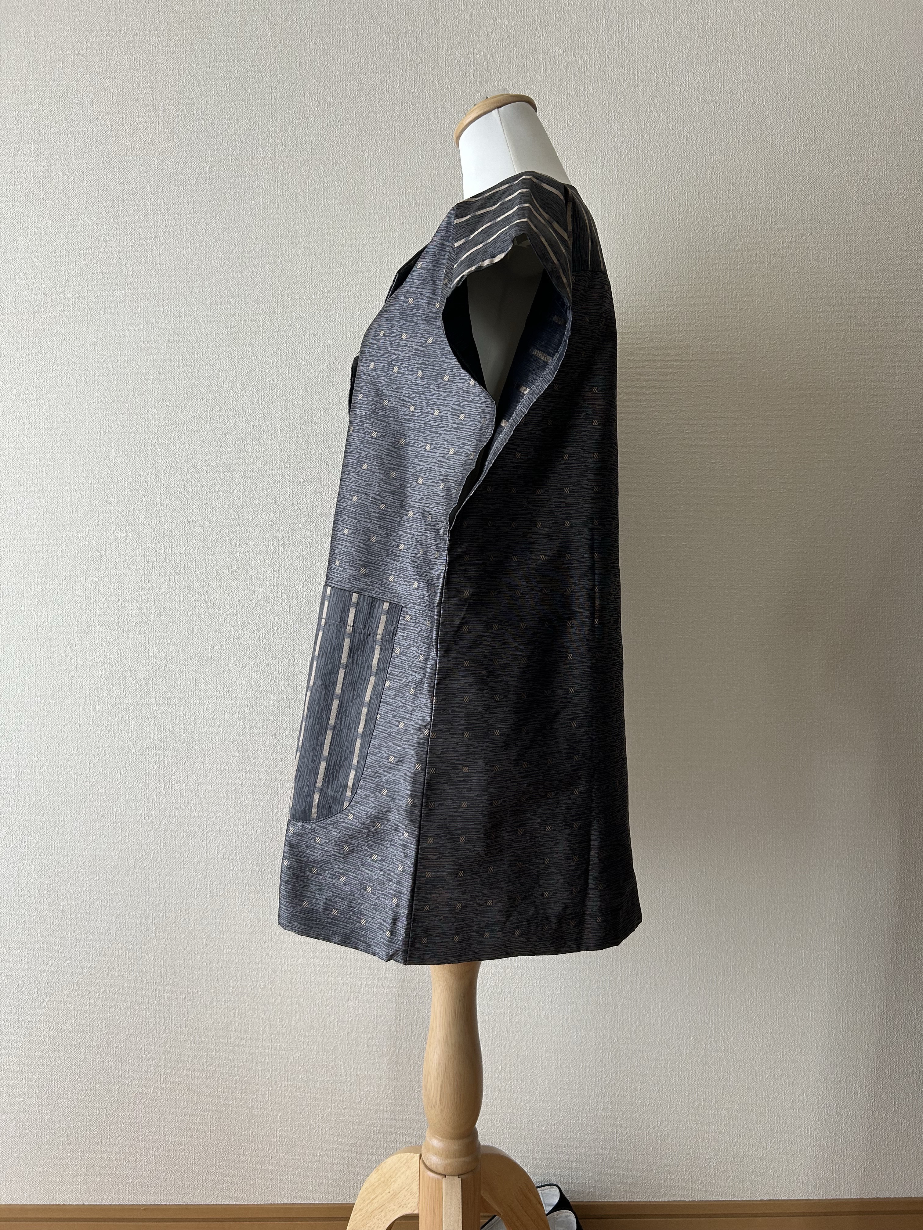 イタリー製シルク素材のベスト　グレー