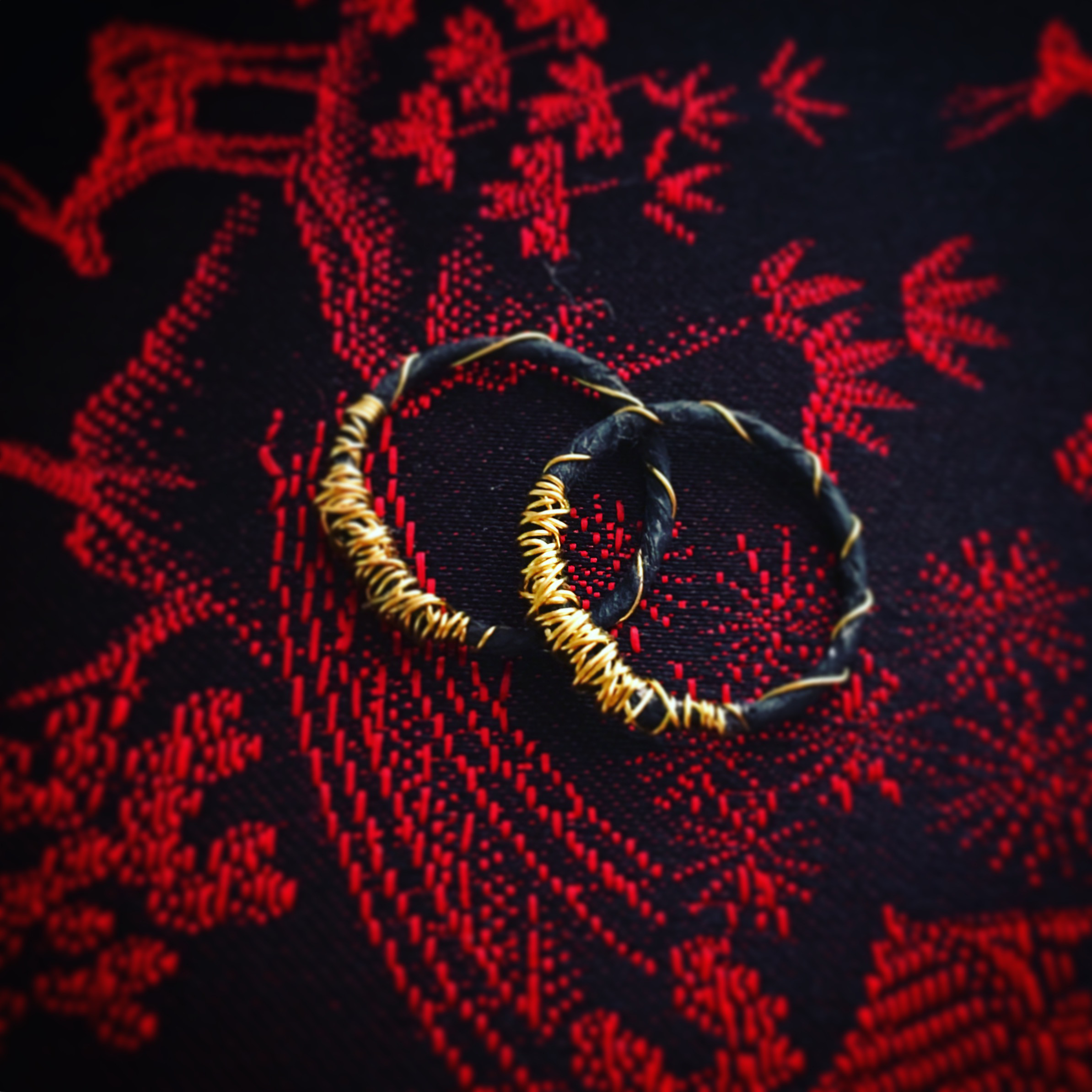 細身和紙リング黒&金 控えめなアートデザイン個性的重ね付け2輪 ペアリング 普段使い味が出るシャープでかっこいい