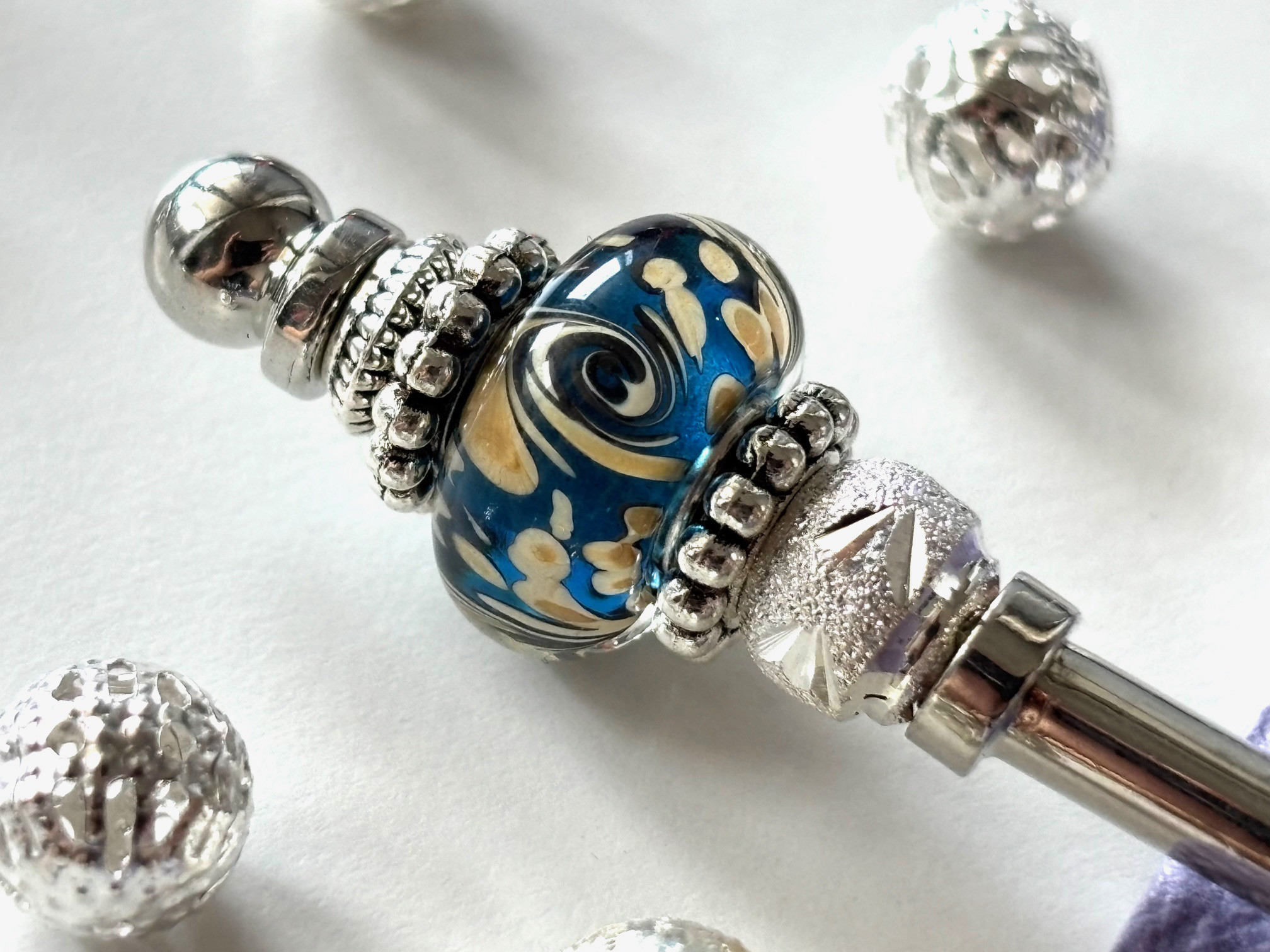 かんざし　青色とベージュのマーブル模様のとんぼ玉　一本挿し　一本簪　涼しげ　夏　ブルー　ガラス　トンボ玉