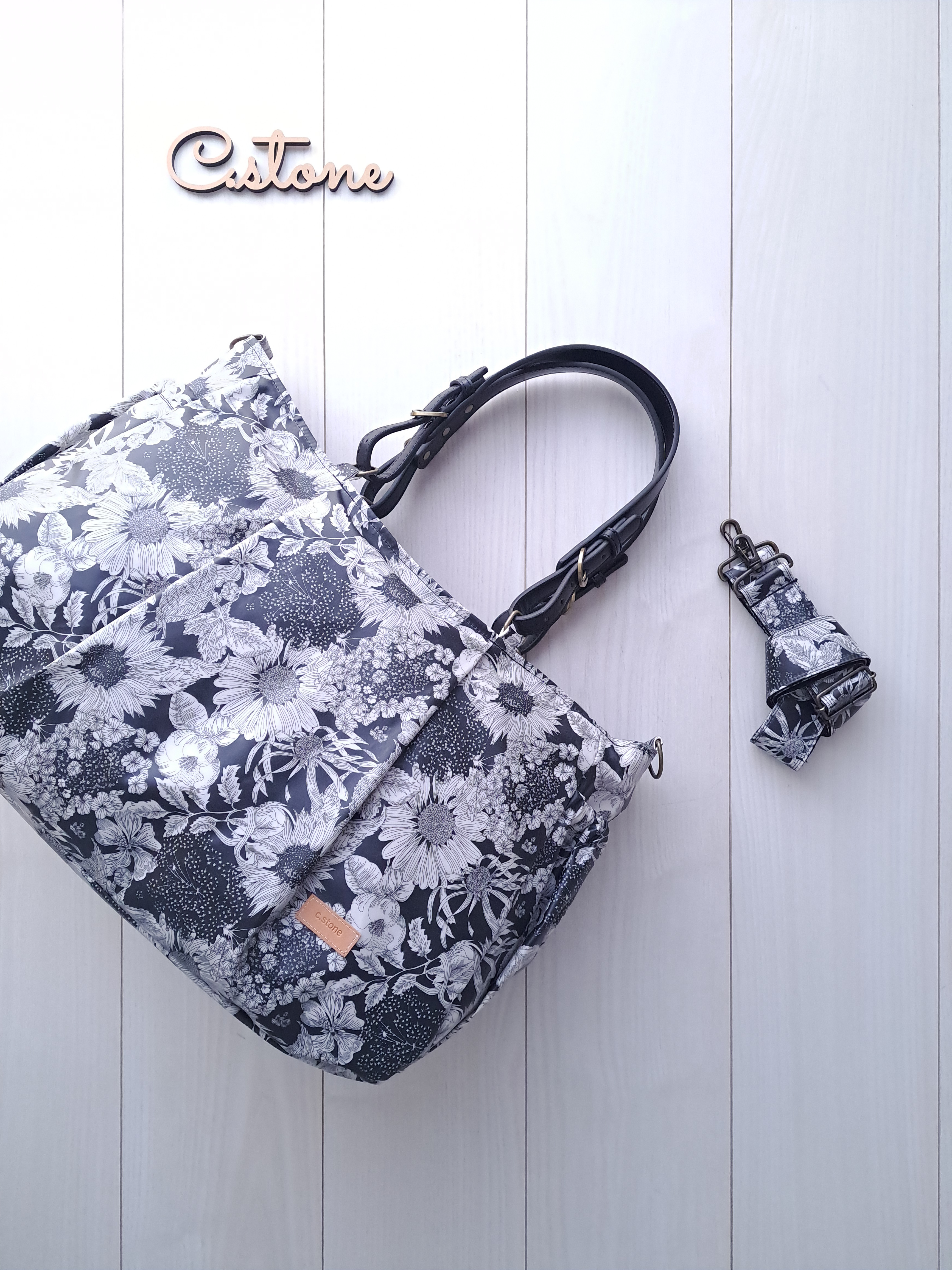 ハンドメイド リバティ　スイムダンクレア　黒　通勤バッグ　A4ケース入る♪　共布ショルダー紐別売