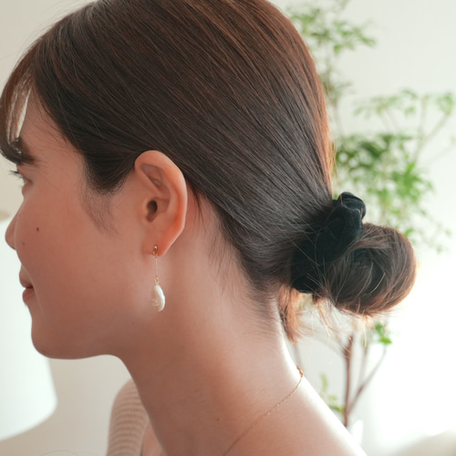 揺れる しずく ドロップ型淡水パールイヤリング（GD）｜結婚式