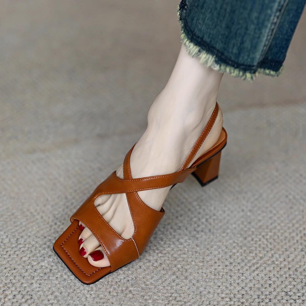 上質素材で履き込むほど自分色に！ 2025 革サンダル レザーサンダル クロスベルト ストラップ ナチュラル 牛革 大人 5,621円