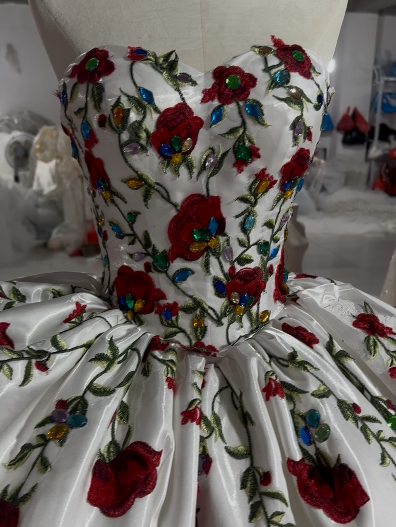 新作　おしゃれ　目立つ　カラフル　薔薇ローズ刺繍　光沢感　袖無し　ウェディングドレス　レース　編み上げ　前撮りブライダル