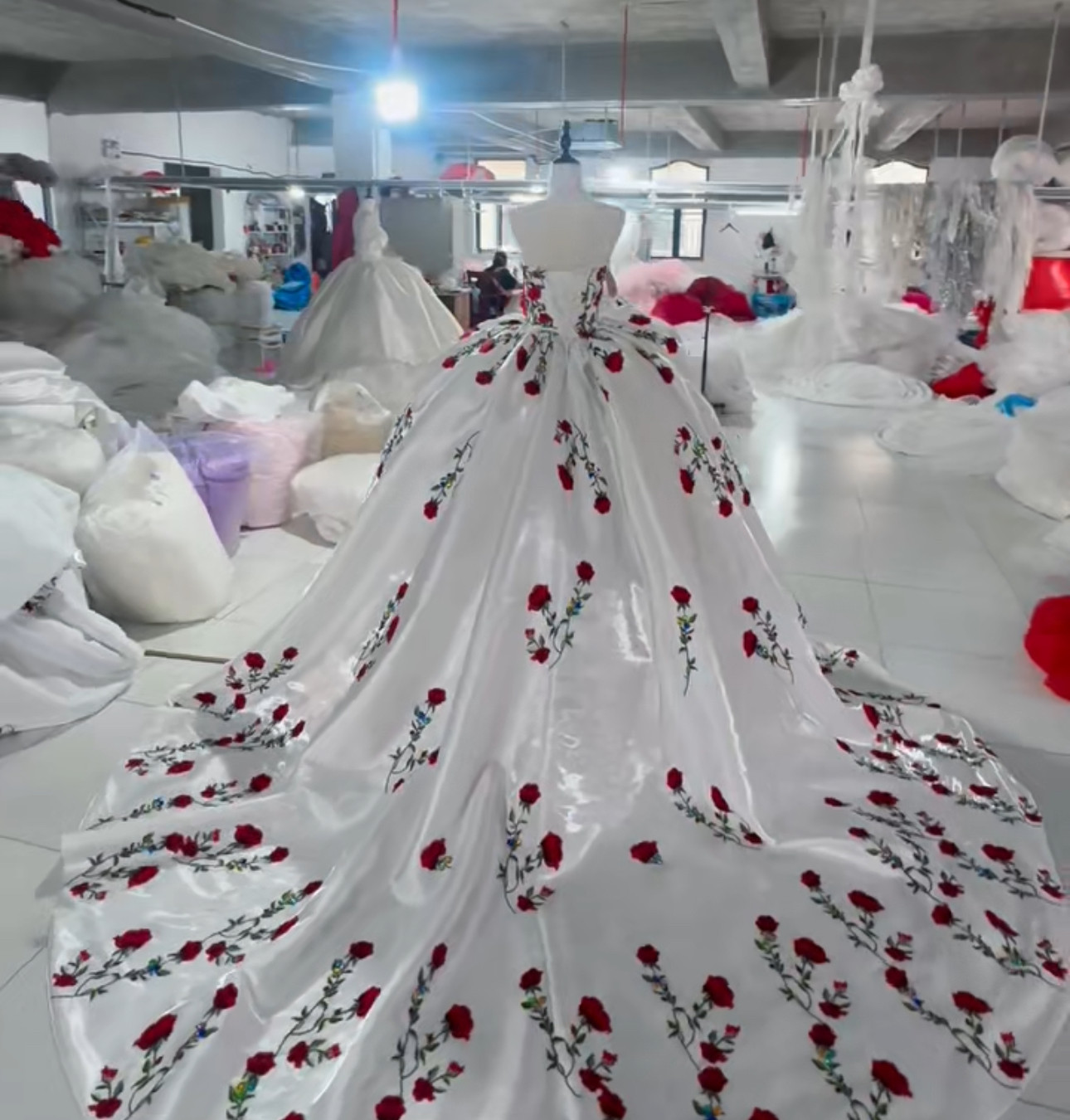 新作　おしゃれ　目立つ　カラフル　薔薇ローズ刺繍　光沢感　袖無し　ウェディングドレス　レース　編み上げ　前撮りブライダル