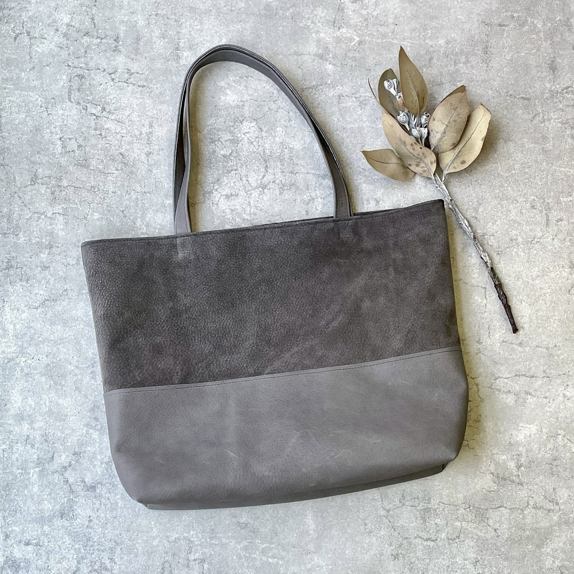 たっぷり大きい ピッグスエードのトートバッグ　グレー【カラーオーダー可】