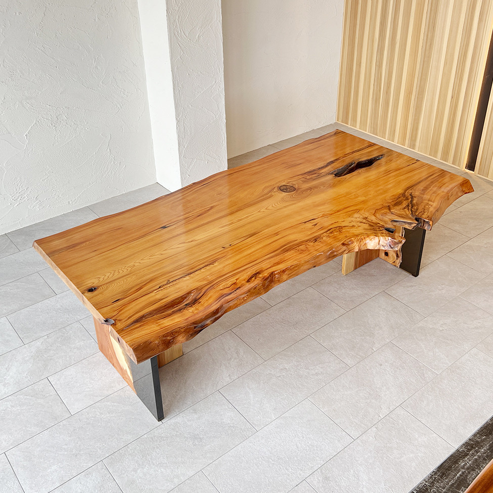 ヒマラヤ杉 [たのメル便] 耳付き一枚板ダイニングテーブル　ウレタン塗装　新品