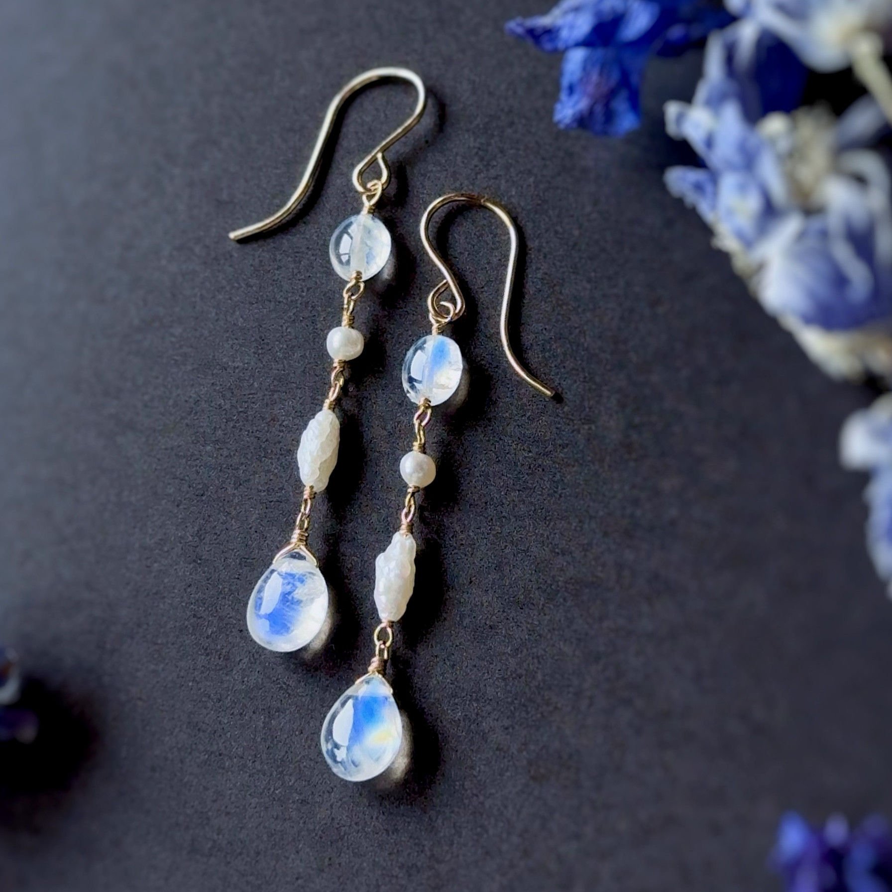 〈希少石〉高品質ロイヤルブルームーンストーンのIラインピアス◇14kgf