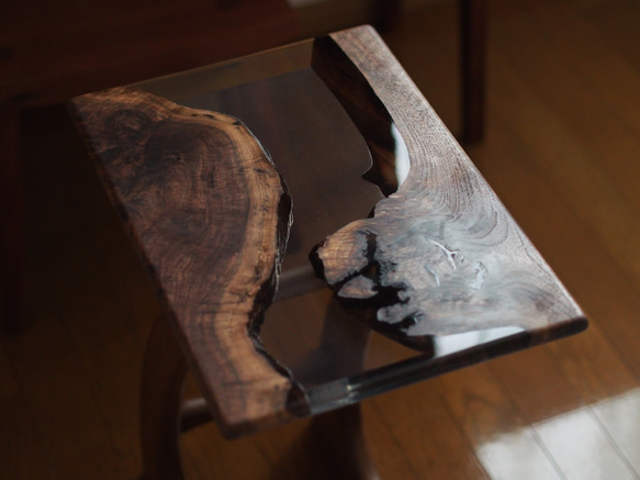 クラロウォルナットとレジンのサイドテーブル