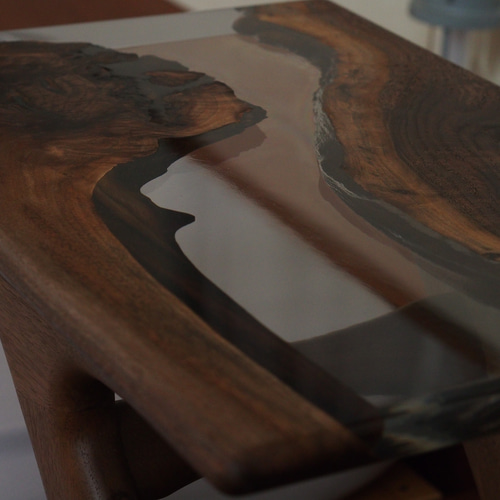 クラロウォルナットとレジンのサイドテーブル クラロウォルナットとレジンのサイドテーブル サイドテーブル geppetto