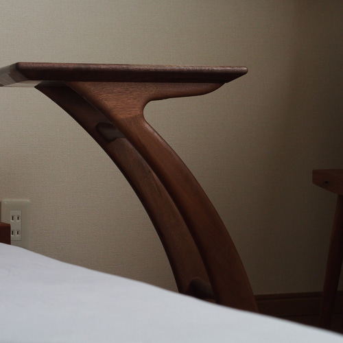 クラロウォルナットとレジンのサイドテーブル サイドテーブル geppetto