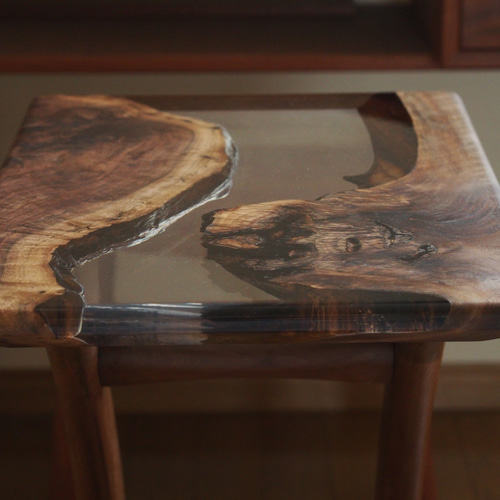 クラロウォルナットとレジンのサイドテーブル クラロウォルナットとレジンのサイドテーブル サイドテーブル geppetto