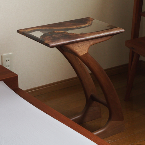 クラロウォルナットとレジンのサイドテーブル クラロウォルナットとレジンのサイドテーブル サイドテーブル geppetto