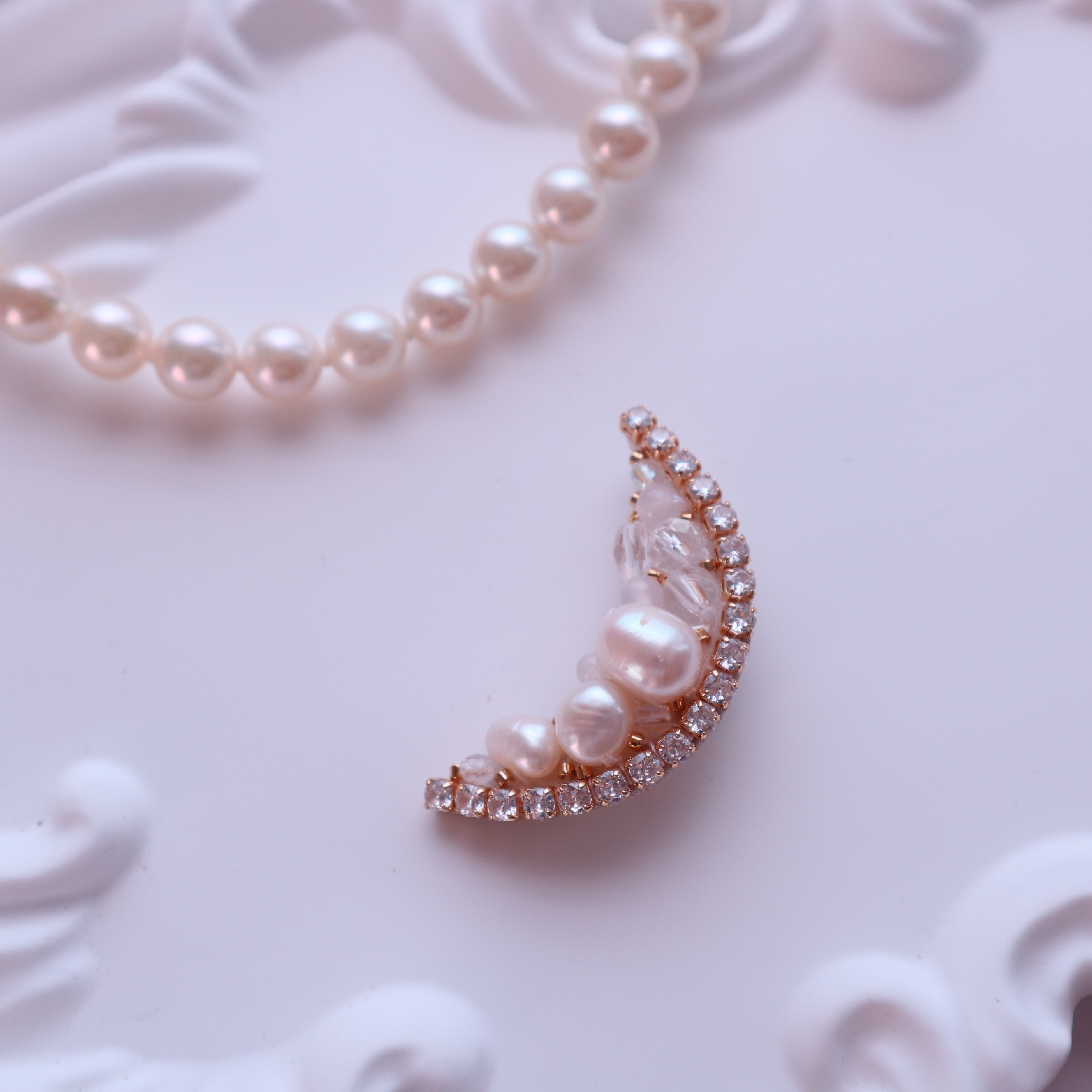 淡水パールの月のブローチ