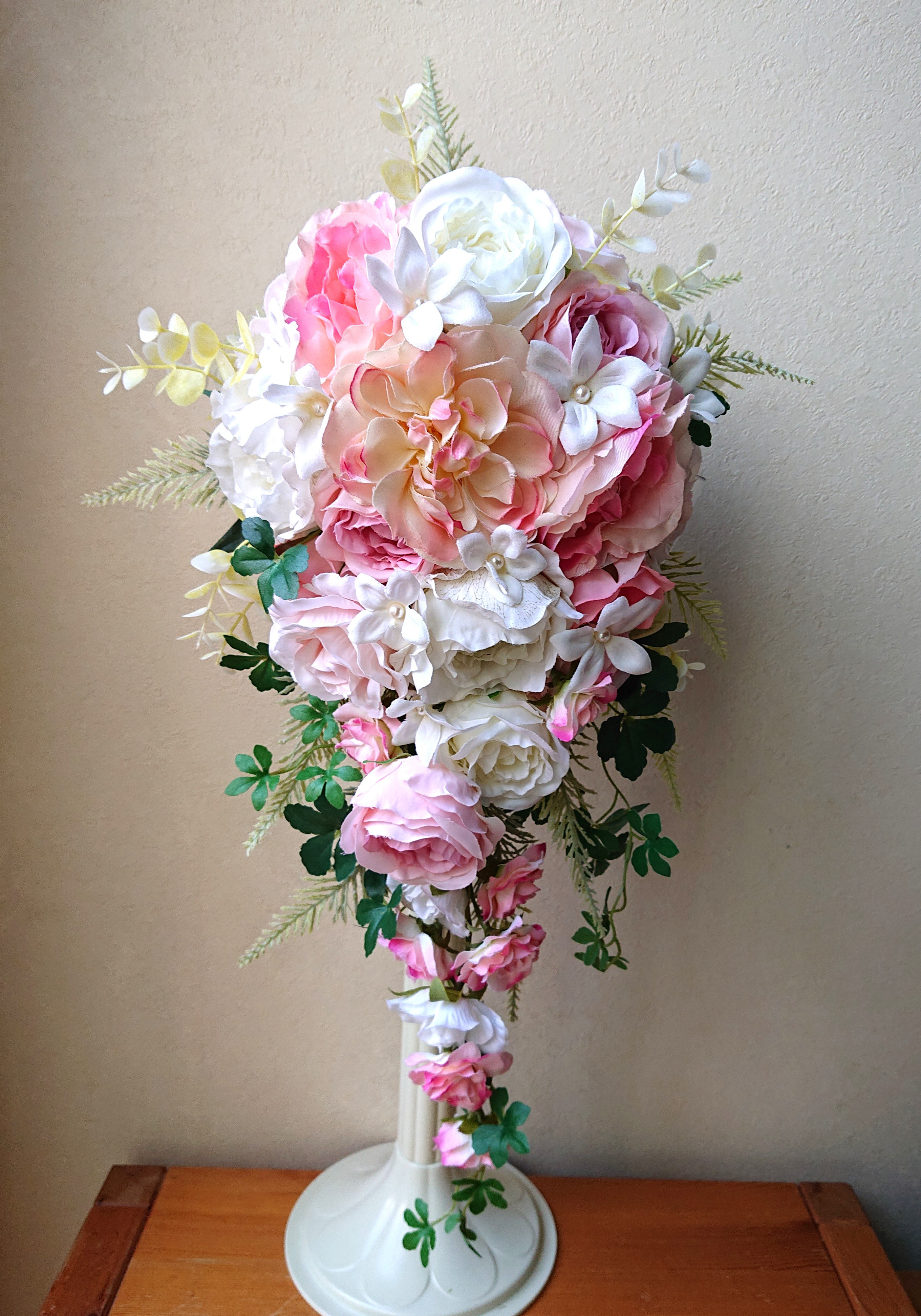 ピンクのキャスケードブーケ。アーティフィシャルフラワー♪ブートニア付き♪生花みたいに綺麗な造花です♪高品質なのに安い