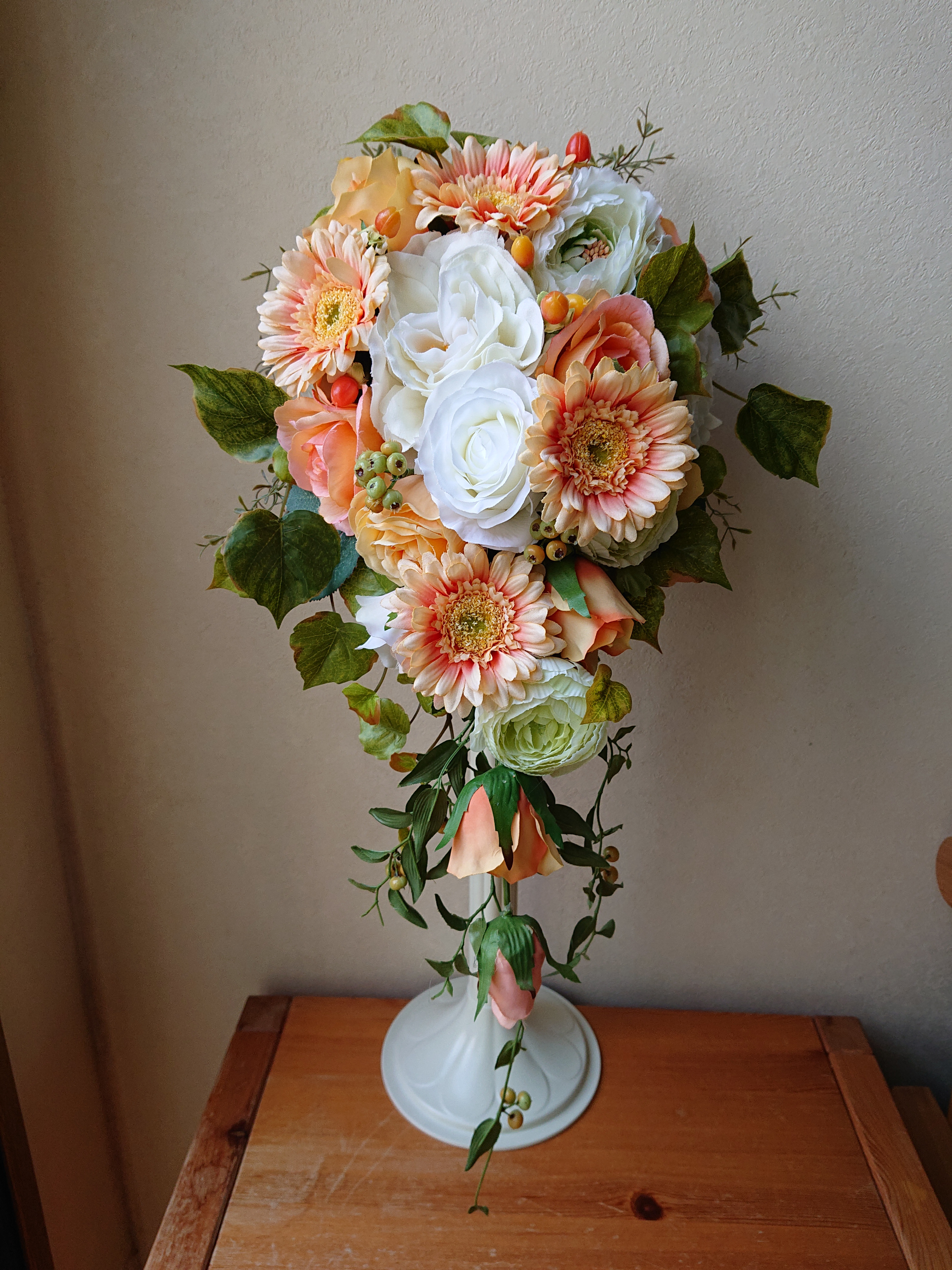 アプリコットのキャスケードブーケ。アーティフィシャルフラワー♪ブートニア付き♪生花みたいに綺麗な造花♪高品質なのに安い