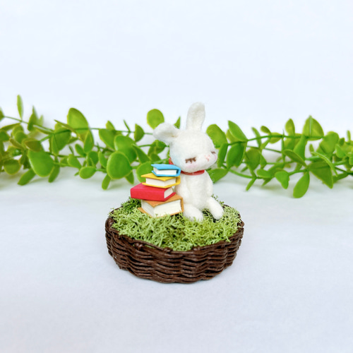 本好きうさぎのお昼寝 羊毛フェルト置物 羊毛フェルト Aki Ako