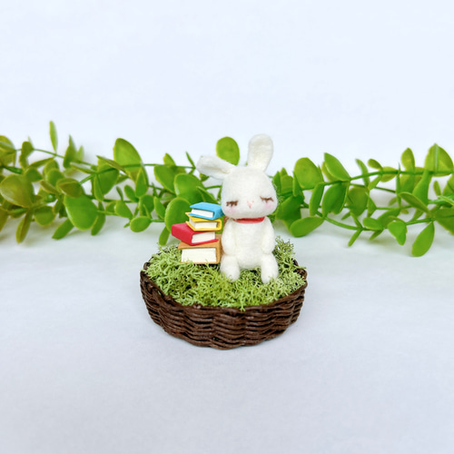 本好きうさぎのお昼寝 羊毛フェルト置物 羊毛フェルト Aki Ako 通販