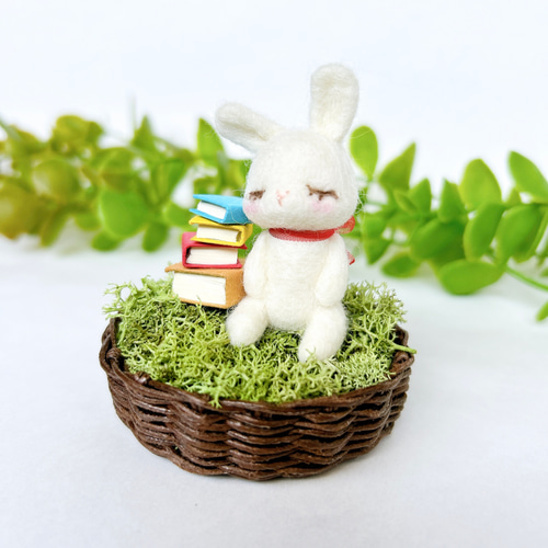 green様　うさぎ羊毛フェルトおてて付き 本好きうさぎのお昼寝 羊毛フェルト置物 羊毛フェルト Aki Ako 通販