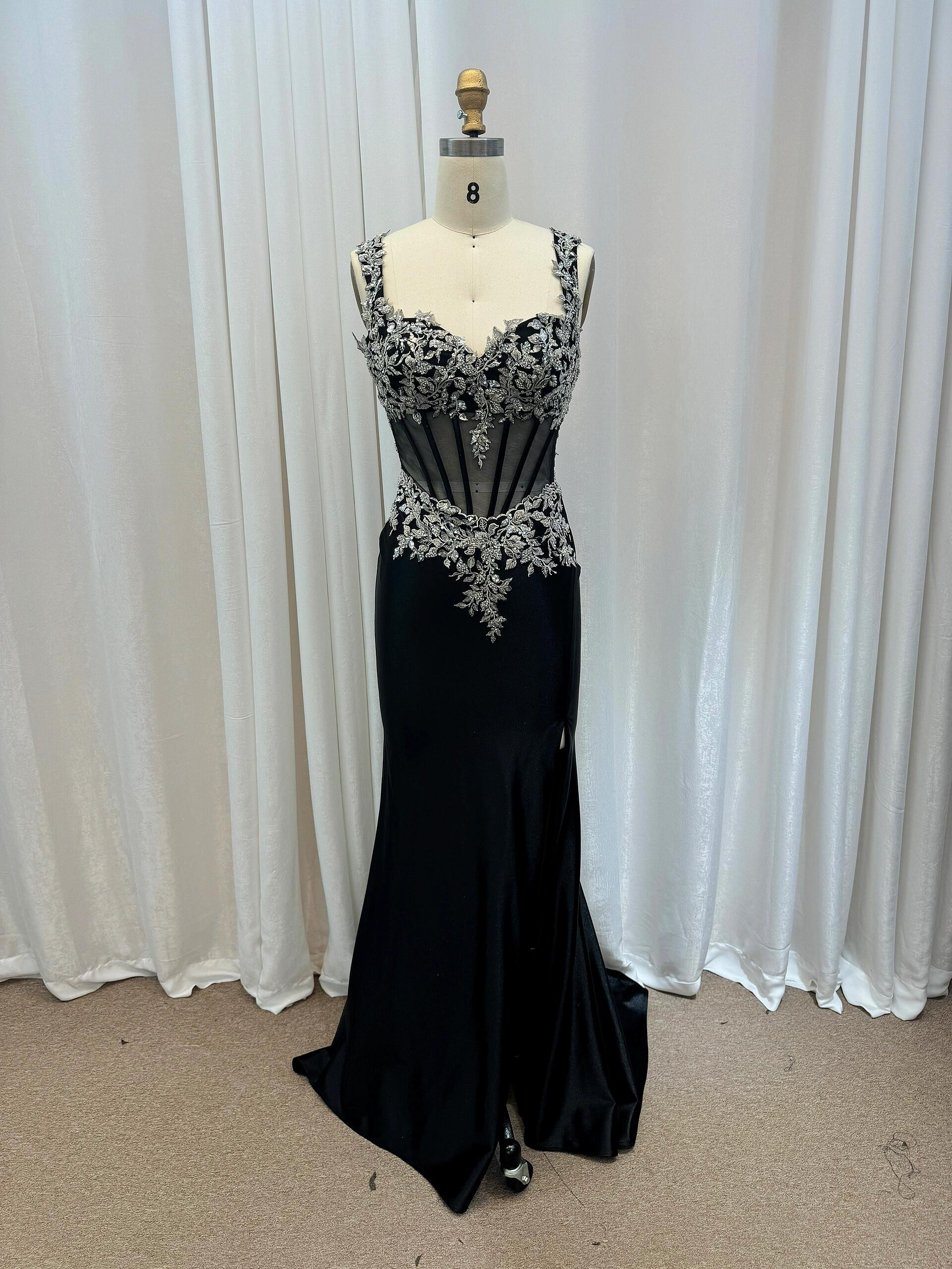 圧倒的に存在感　ベロア　黒　キラキラレース　目立つ　マーメイドドレス　たっぷりなビーズ　おしゃれなカラードレスブライダル