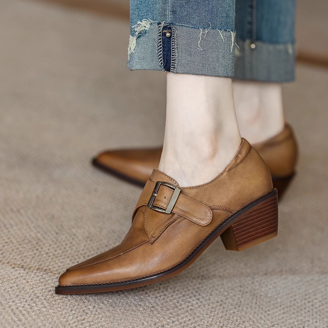 柔らかな革使いで足なじみもよく、デイリーに履きたくなる一足です。 ブーティ ポインテッドトゥ ポインテッドトゥブーツ