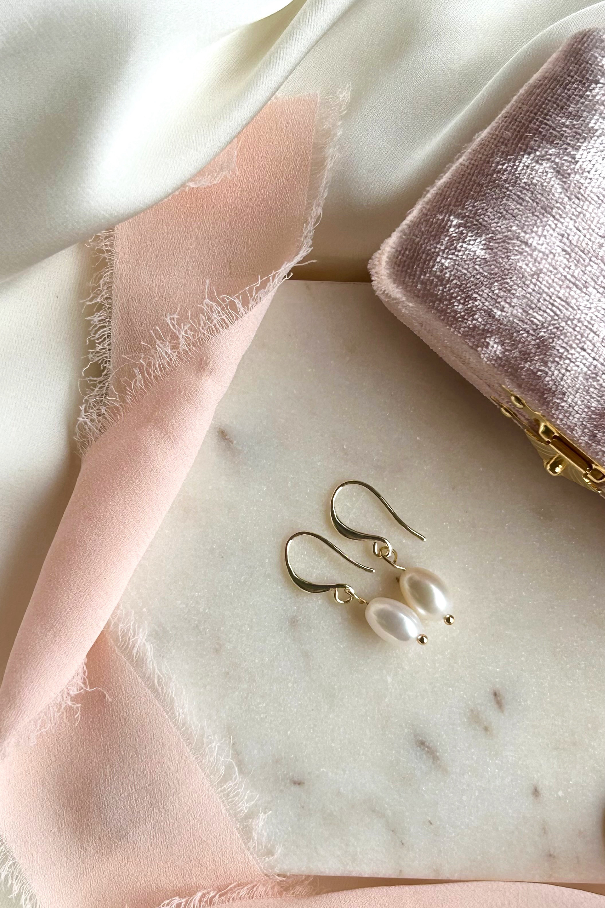 送料無料/ 上質でエレガントな 天然淡水パール ティアドロップ フレンチフックピアス＊【受注生産】 14kgf