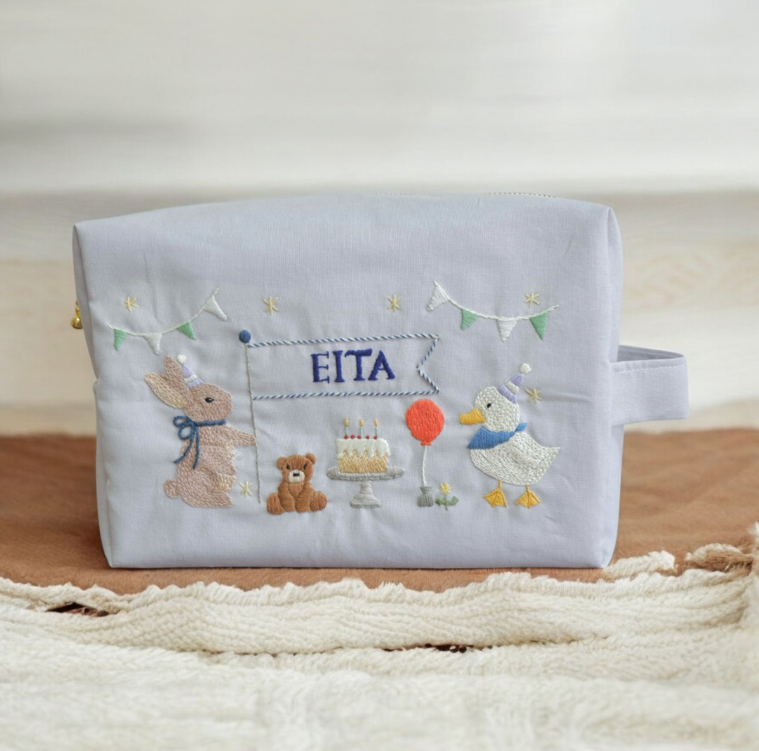 <うさぎとアヒル>刺繍のオムツポーチ(名前刺繍入り)// ファブリックパネルに変更可