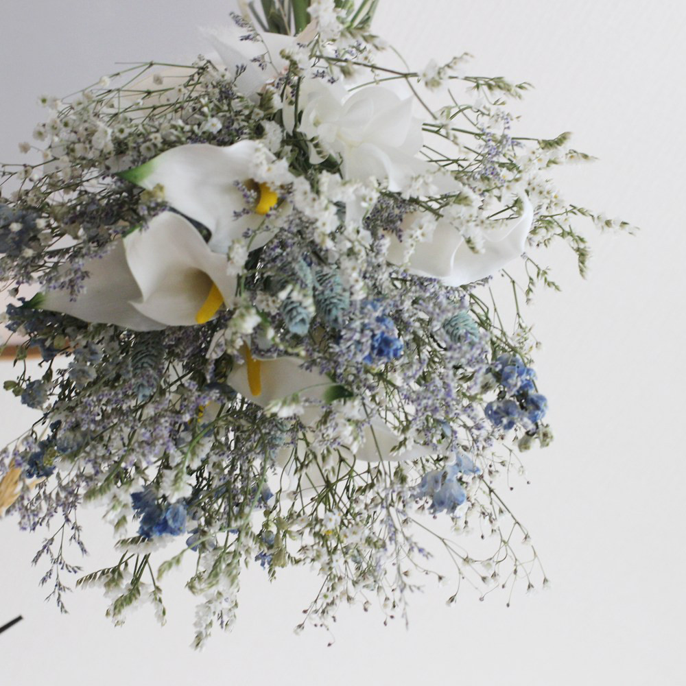 ブルファンとカラーのフライングブーケ