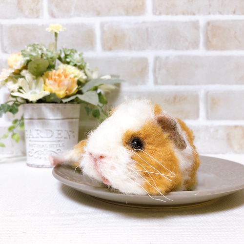 キャラメル色×白 *寝そべるモルモットさん* 羊毛フェルト 羊毛フェルト