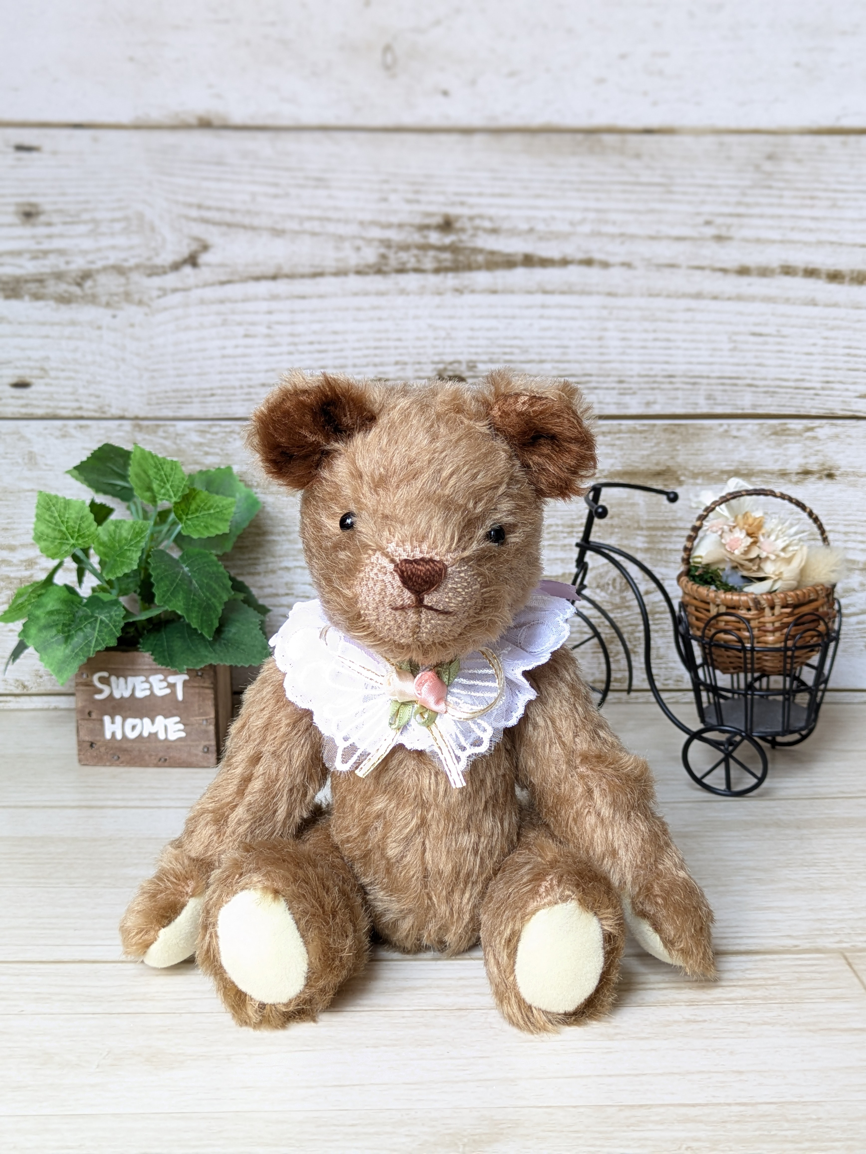 薄い茶色のくまのぬいぐるみ  レースのつけ襟とおててが長めのベーシックなテディベア　記念日　プレゼントにも最適！ 9,720円