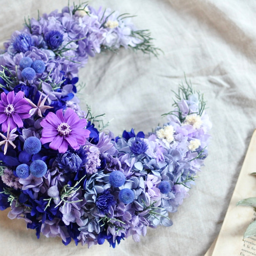 新作】すみれ色グラデーションの三日月リース25㎝ プリザーブド