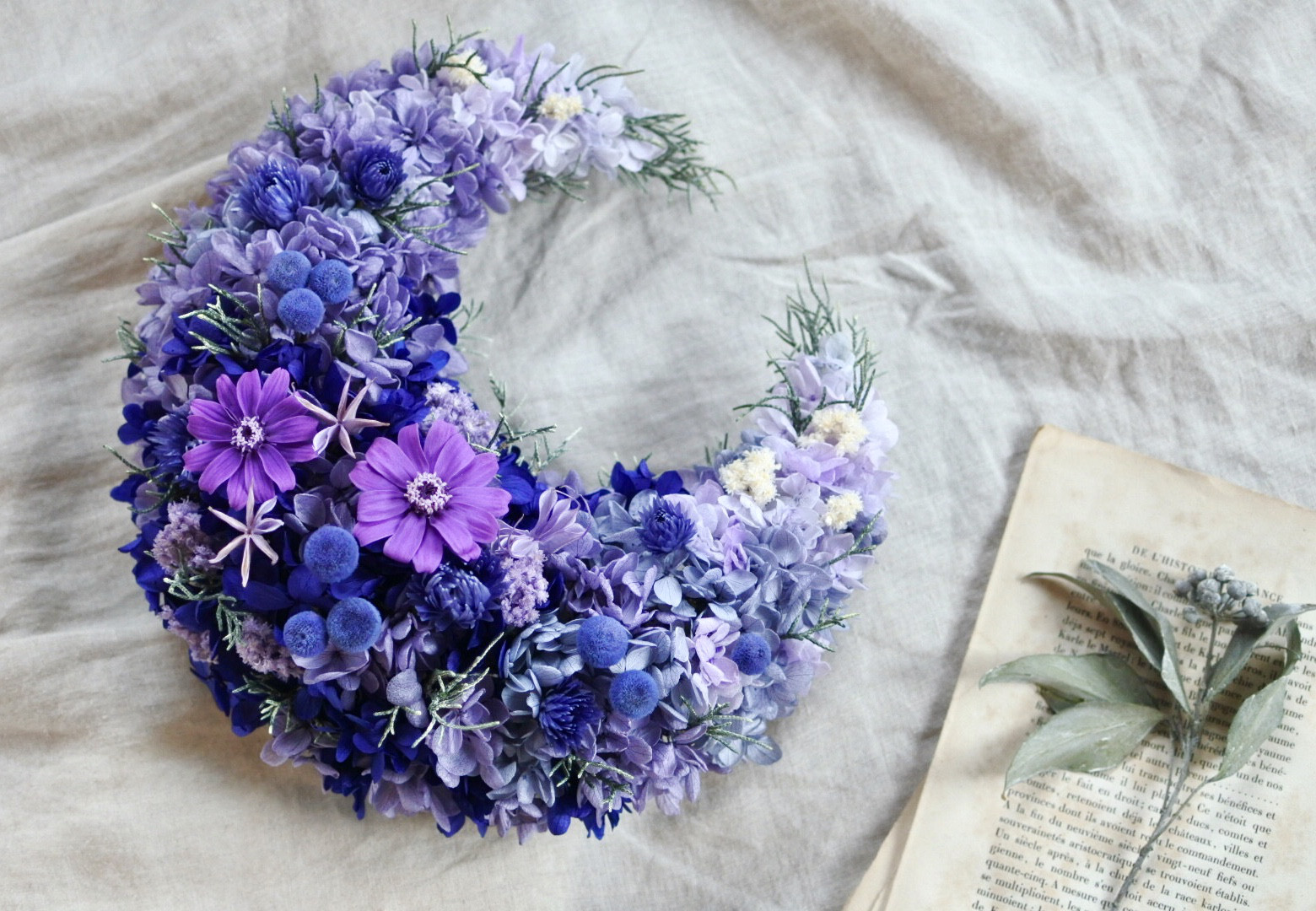 【新作】すみれ色グラデーションの三日月リース25㎝　プリザーブドフラワー　ハーフリース