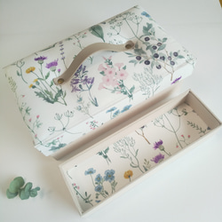 うさぎとミモザの手刺繍壁飾り タペストリー・壁掛け