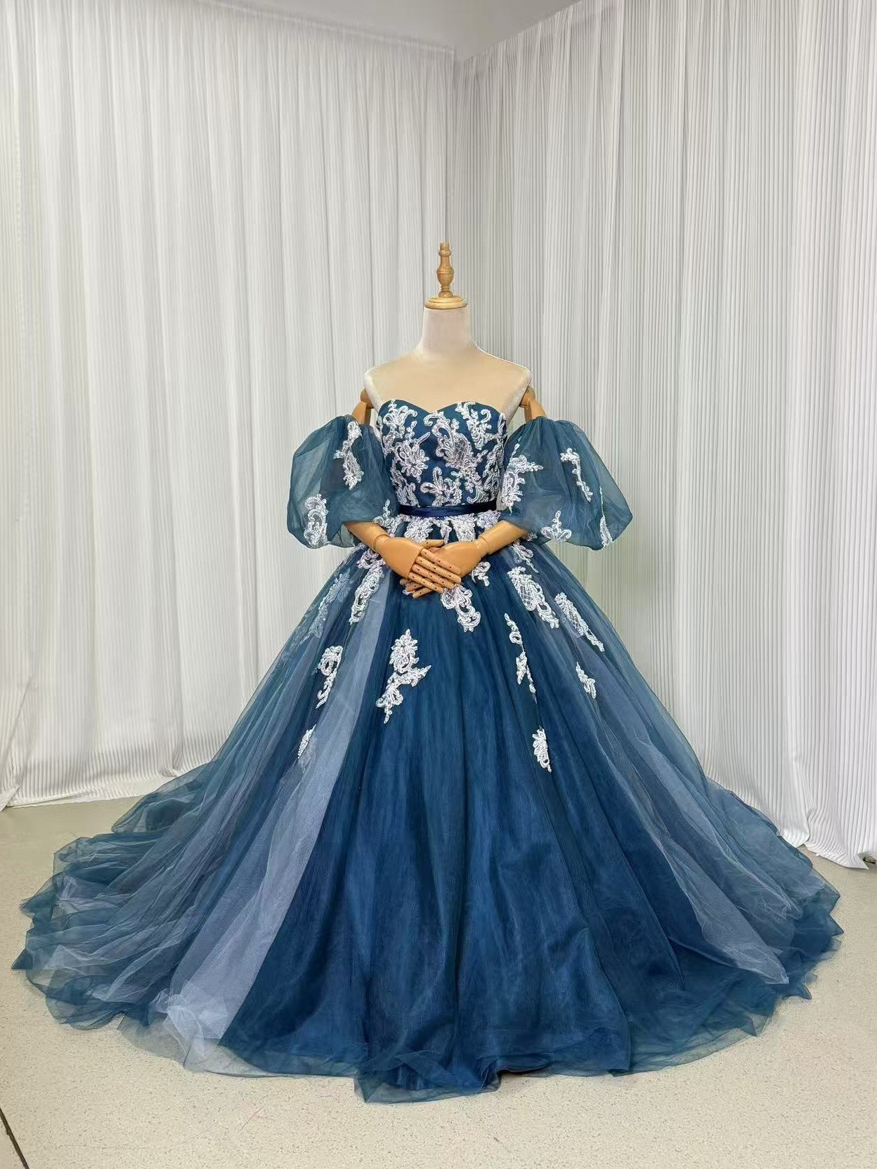 送料無料！カラードレス パフスリーブ 爽やかで優しいブルー キラキラ光る刺繍 編み上げ 披露宴/結婚式 ブライダル